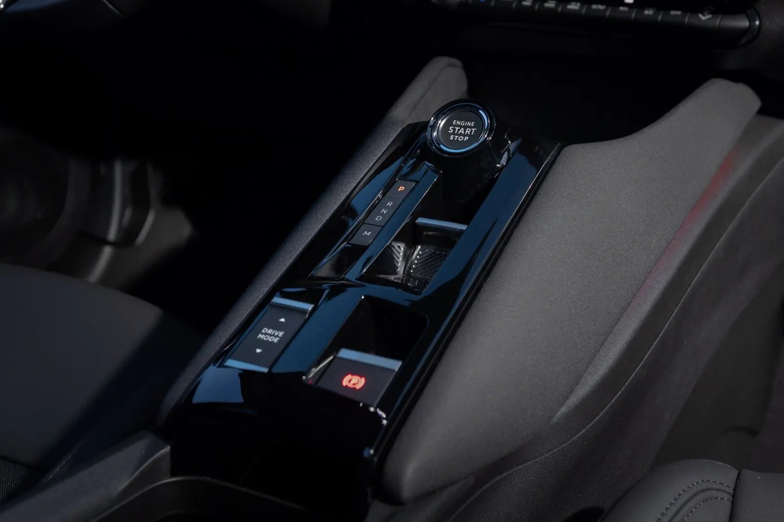 Alfa-Flair im Detail: Die Ambientebeleuchtung mit acht Farben sorgt für ein edles Ambiente, während Aluminium-Pedale den sportlichen Touch unterstreichen.